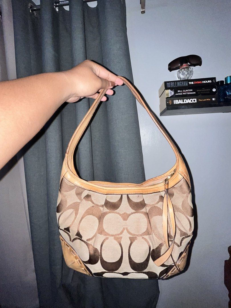 COACH Signature Hobo Shoulder Bag (Category: Luxury Bags & Wallets) located in Adams. Submitted by truehorse.b9c192 (Listing ID 1460070862, Image 2). Description: Authentic Coach Hobo Shoulder Bag Issue: MINIMAL rubs (hindi sya halata), no hang tag Condition: Good pre-owned condition. Shows normal signs of use/wear, particularly on the leather trim and hardware. Please check all photos carefully for the exact condition. 💰 Selling price: ₱____ 📍