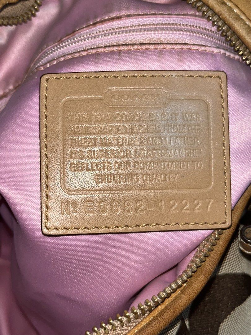 COACH Signature Hobo Shoulder Bag (Category: Luxury Bags & Wallets) located in Adams. Submitted by truehorse.b9c192 (Listing ID 1460070862, Image 3). Description: Authentic Coach Hobo Shoulder Bag Issue: MINIMAL rubs (hindi sya halata), no hang tag Condition: Good pre-owned condition. Shows normal signs of use/wear, particularly on the leather trim and hardware. Please check all photos carefully for the exact condition. 💰 Selling price: ₱____ 📍
