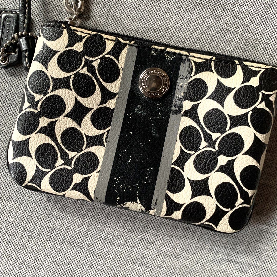 COACH WRISTLET (Category: Wallets & Card holders) located in Cebu City. Submitted by thegoodleftovers (Listing ID 1460002121, Image 2). Description: COACH 🤎 MADISON OP ART JULIANNA TOTE BAG •Condition: 9.5/10 •Color rate: 9.5/10 •Issue: missing crossbody sling •Size: Large Php + sf 📩 more details Cebu City.