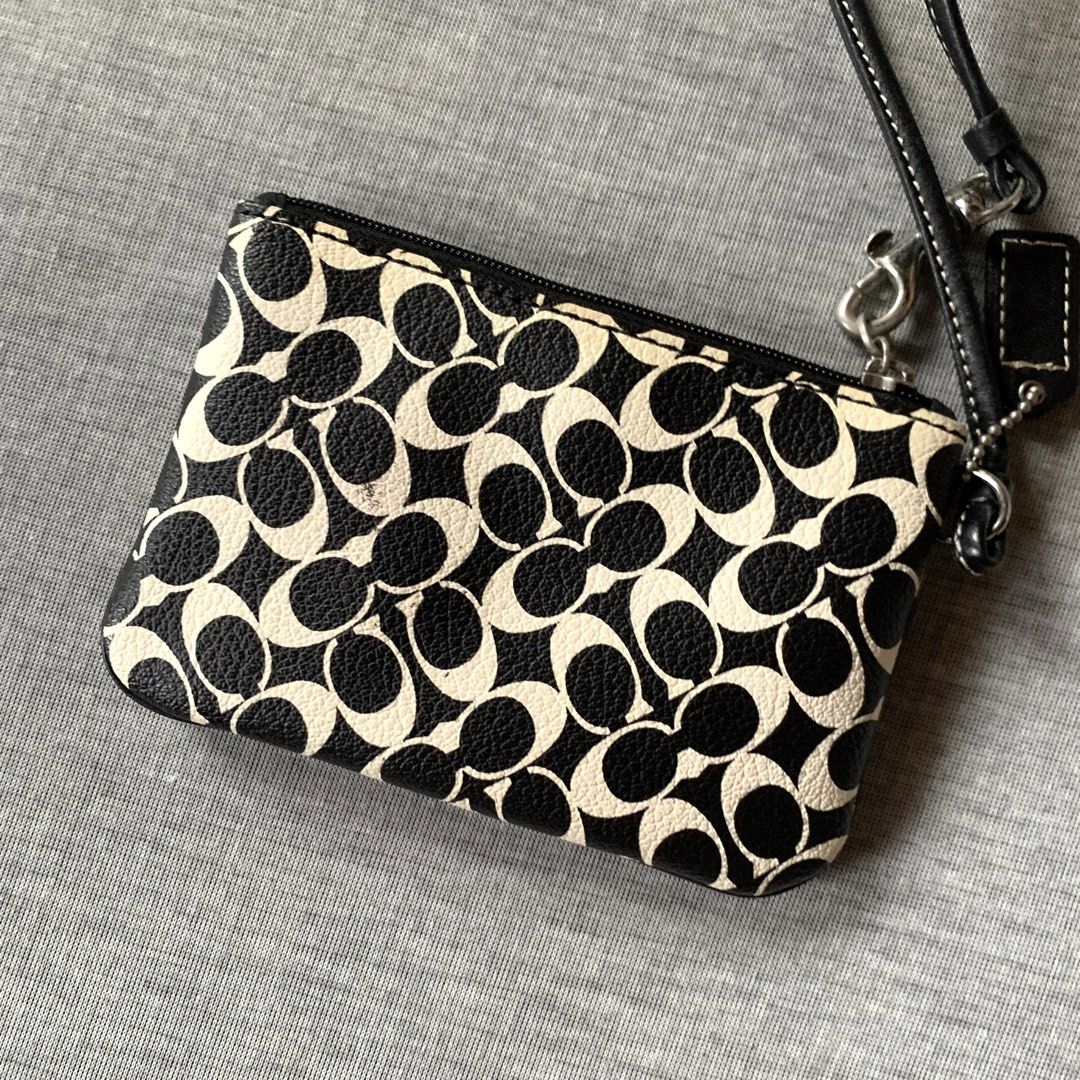 COACH WRISTLET (Category: Wallets & Card holders) located in Cebu City. Submitted by thegoodleftovers (Listing ID 1460002121, Image 3). Description: COACH 🤎 MADISON OP ART JULIANNA TOTE BAG •Condition: 9.5/10 •Color rate: 9.5/10 •Issue: missing crossbody sling •Size: Large Php + sf 📩 more details Cebu City.