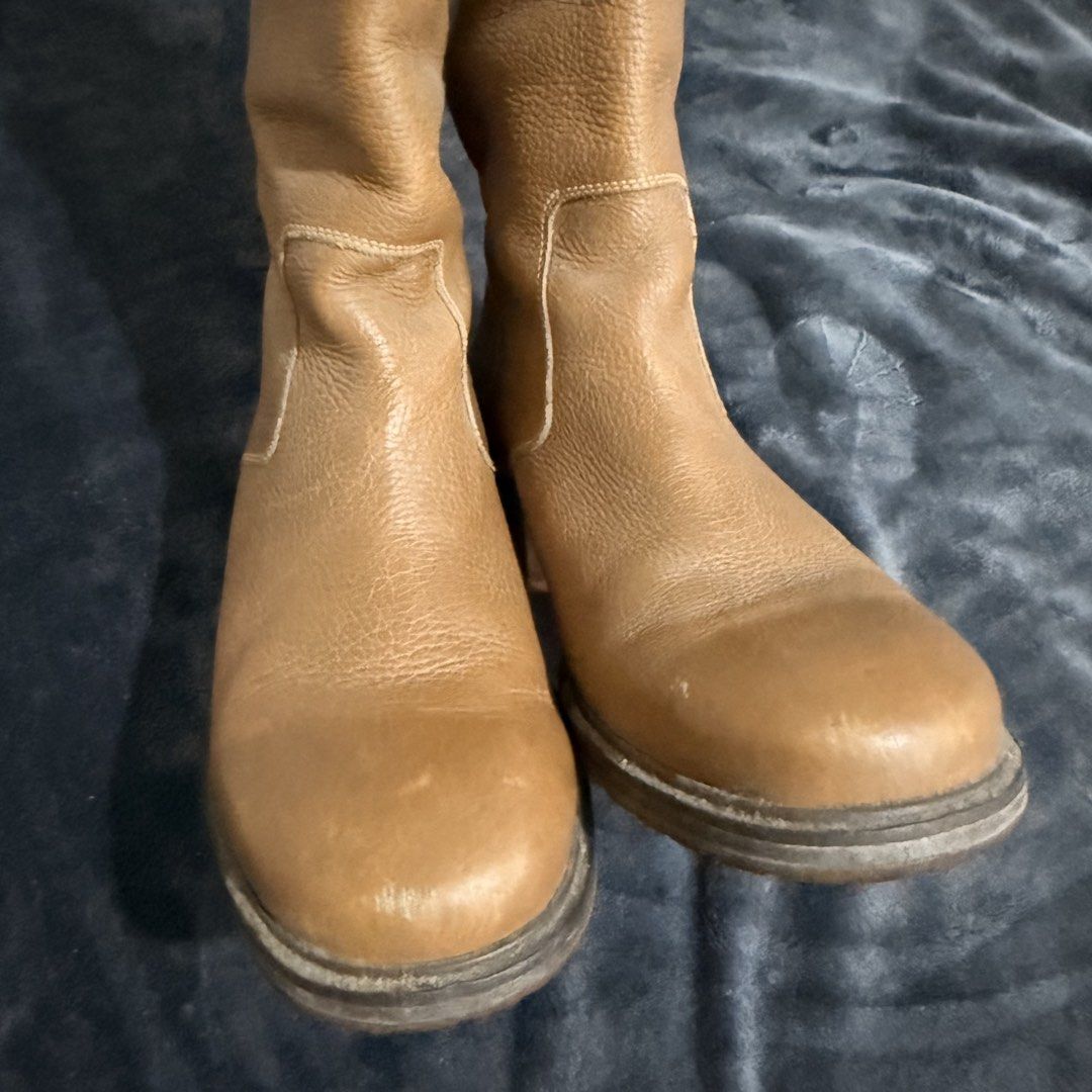 Cole Haan Leather Boots (Category: Boots) located in Cainta. Submitted by missbelle.ph (Listing ID 1460018878, Image 3). Description: Very fashionable! Perfect for your next Autumn Trip. Original Cole Haan Pure Leather Boots Size: 7.5 Best fits size 23.0 to 23.5cm if mag socks na makapal. Pwede sa 24cm pero manipis na socks lang. Note: *No box. *Needs cleaning lang. Use leather cleaner. *Also may missing button on left boot. See last photo..