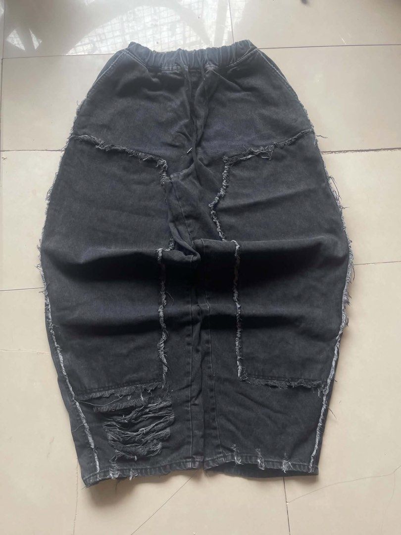 Collavo baggy jeans (Category: Jeans) located in Cagayan de Oro. Submitted by iver_john (Listing ID 1460056999, Image 1). Description: Collavo dknee balloon baggy Dimes: FREE L-43.5 T-16.5 H-10 Hard/Heavy/Thick Good condition Ready to wear Price:650+sf.