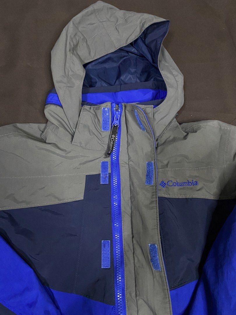 Columbia Outdoor Jacket (Category: Coats, Jackets and Outerwear) located in Bay. Submitted by paoloconic70568 (Listing ID 1459950378, Image 2). Description: Columbia Outdoor Jacket (Omni-Tech) Waterproof/Breathable Good for outdoor activities Removable Hood Color Rate: 10/10 Color may vary due to lighting Fb:Paolo Coniconde Ig: pao_thriftxx Youth Size W-19 L-23 Issue: None.