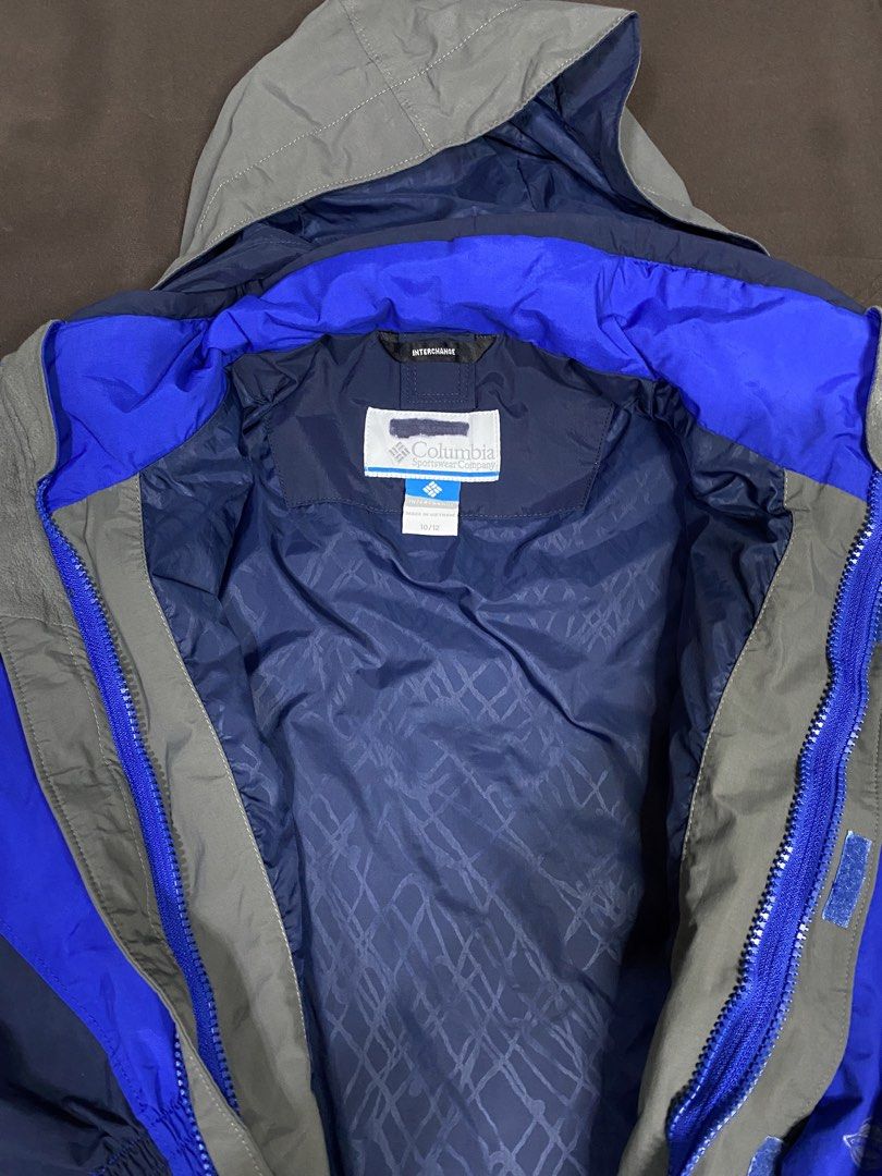 Columbia Outdoor Jacket (Category: Coats, Jackets and Outerwear) located in Bay. Submitted by paoloconic70568 (Listing ID 1459950378, Image 3). Description: Columbia Outdoor Jacket (Omni-Tech) Waterproof/Breathable Good for outdoor activities Removable Hood Color Rate: 10/10 Color may vary due to lighting Fb:Paolo Coniconde Ig: pao_thriftxx Youth Size W-19 L-23 Issue: None.