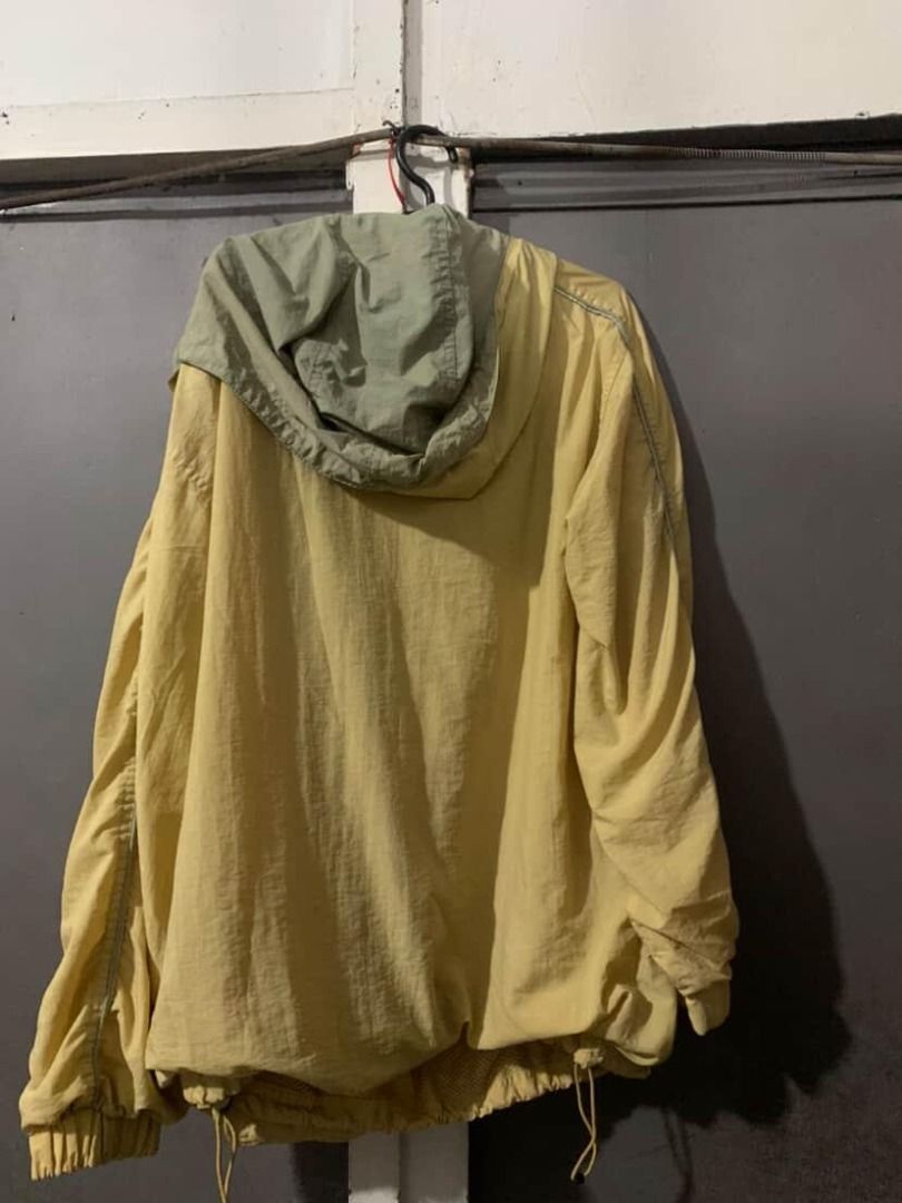 COLUMBIA WIND BREAKER (Category: Coats, Jackets and Outerwear) located in Manila. Submitted by claudeorio12 (Listing ID 1459986740, Image 3). Description: Size medium-large.
