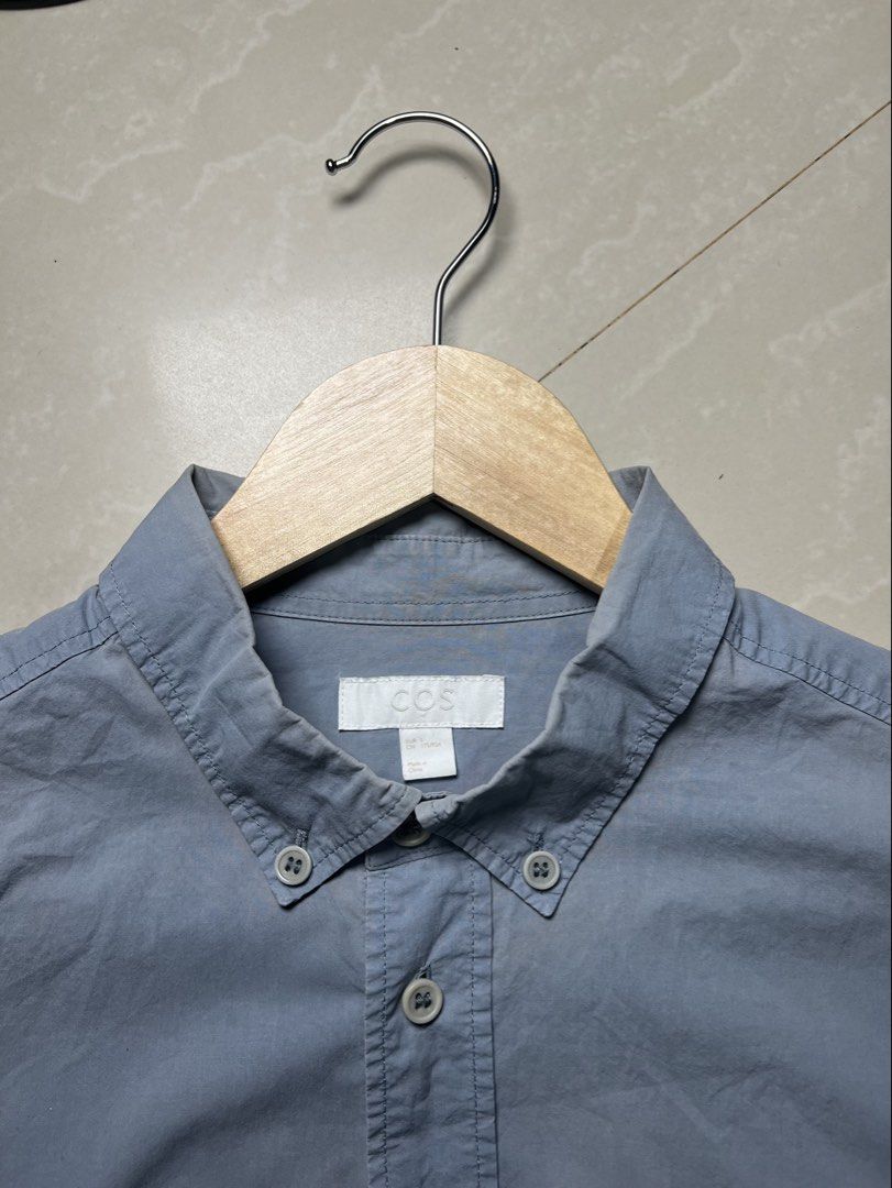 COS Men's Long Sleeve Button Up Shirt Grey (Category: Tshirts & Polo Shirts ) located in Luna. Submitted by lareign (Listing ID 1460060487, Image 2). Description: - Grey long sleeve button-up shirt from COS - Classic button-down collar - Single chest pocket - Made from 100% premium cotton - perfect for casual to smart-casual outfits -Color rate:9.5/10 -Dimes: 22x28 (EUR 5 on tag) -Issue: fold line on collar (unnoticeable) -Overall: excellent cond