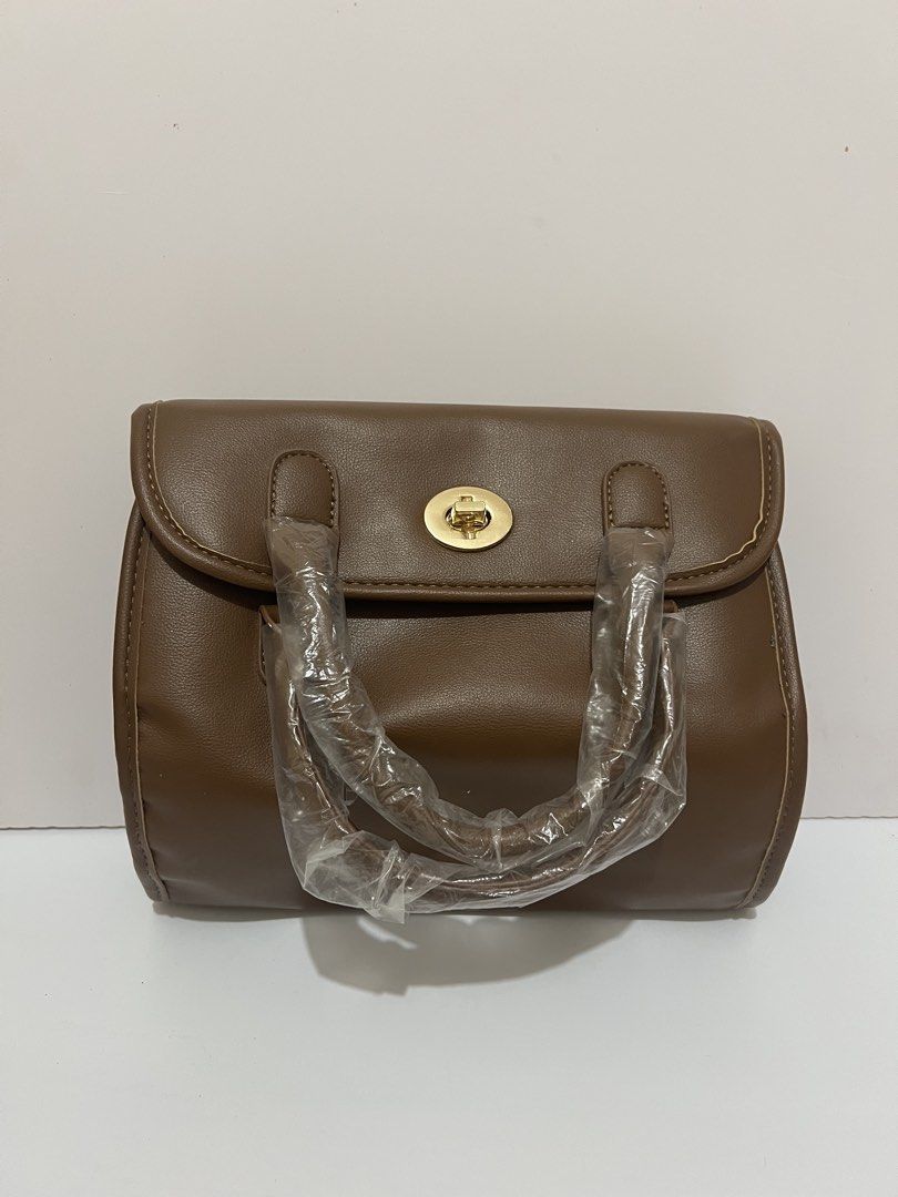 Cosmetic / Makeup Bag 💄 (Category: Purses & Pouches) located in Calamba. Submitted by amrntoaubrey (Listing ID 1460101562, Image 2). Description: Preloved and in good condition. Perfect for storing makeup, skincare, toiletries, or other small essentials. • Clean and well-kept • Spacious and convenient for everyday use or travel • Lightly used • No major issues RFS: Decluttering 🫶🏻.