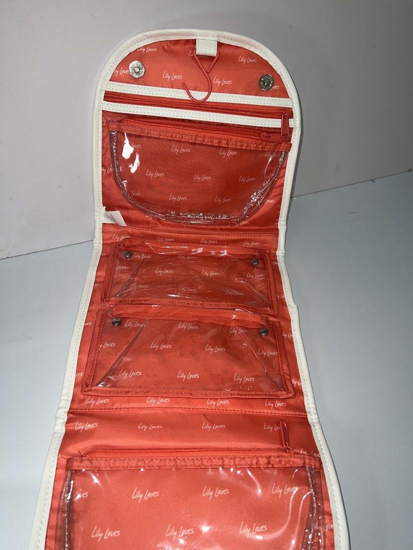 Cosmetic / Toiletry Bag (Category: Purses & Pouches) located in Calamba. Submitted by amrntoaubrey (Listing ID 1460101012, Image 3). Description: Never been used. perfect for storing makeup, skincare, toiletries, or other small essentials. 🫶🏻 RFS: Decluttering Please see photos for actual condition..