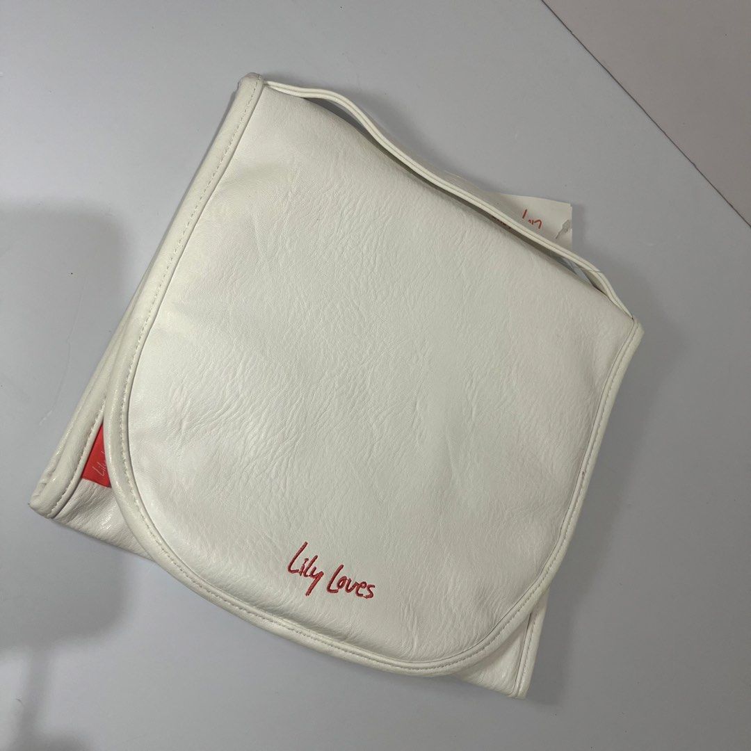 Cosmetic / Toiletry Bag (Category: Purses & Pouches) located in Calamba. Submitted by amrntoaubrey (Listing ID 1460101012, Image 2). Description: Never been used. perfect for storing makeup, skincare, toiletries, or other small essentials. 🫶🏻 RFS: Decluttering Please see photos for actual condition..