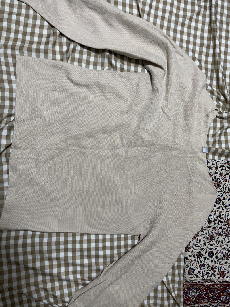 Cream Long Sleeve Knit Sweater (Category: Longsleeves) located in Pasig City. Submitted by jnzmrq1003 (Listing ID 1460079368, Image 2). Description: - Lightweight cream knit sweater - Long sleeves with a relaxed fit - Simple crew neck design - Great for layering or wearing on its own - Comfortable and versatile for everyday wear - Easy to pair with jeans or skirts.