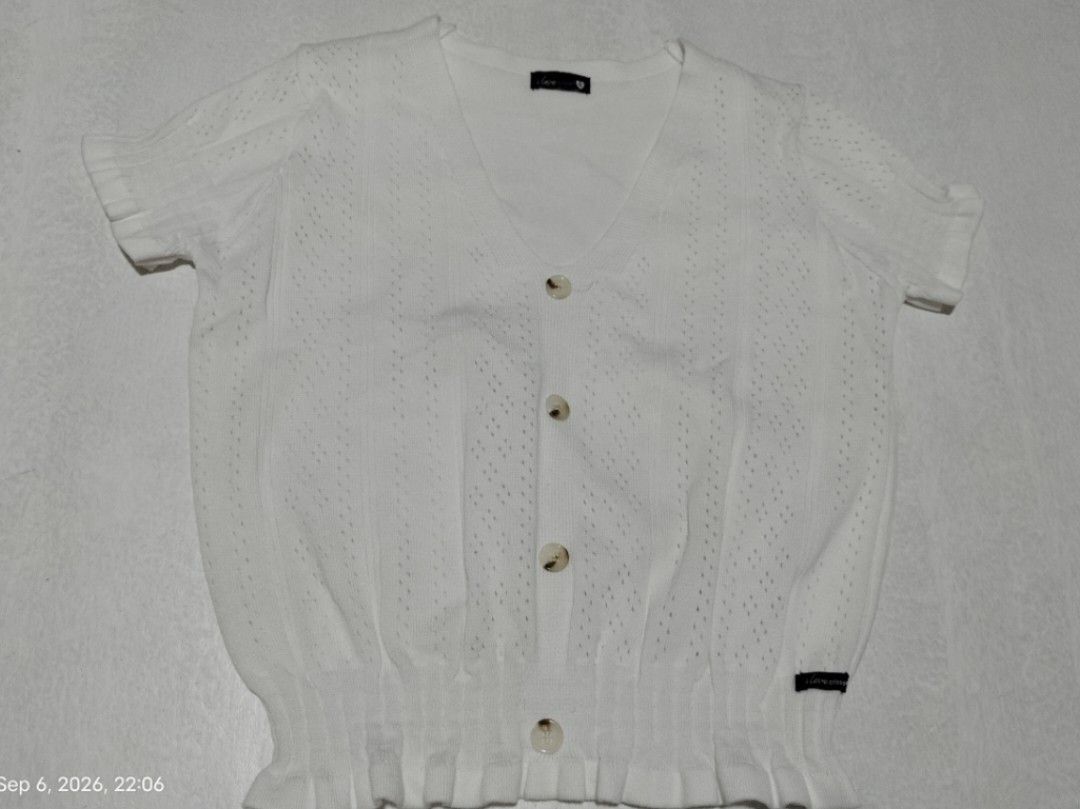 Crissa Cropped White Blouse Top (Category: Blouses) located in Manila. Submitted by alyssaaa24 (Listing ID 1460074449, Image 1). Description: Used once only. Cotton fab. Garterized arms and waist. Ganda nito🥹 Rfs: Maliit sa arms na part. Last price posted. Loc: North Caloocan.