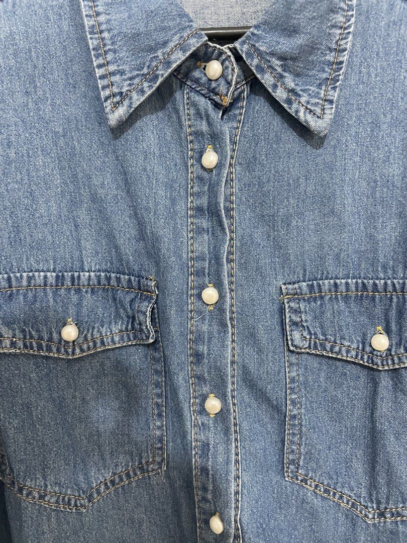 Cropped Denim Shirt with Pearl Buttons (Category: Shirts) located in Manila. Submitted by gflores (Listing ID 1459948476, Image 2). Description: delivery through riders (lalamove, grab etc) pickup,BOOKING ARE MADE BY BUYER. NO TO LOWBALLERS. 1 DAY RESERVATION ONLY Pls note that all items are preloved so kindly manage your expectations, but rest assured that all items are in good condition unless otherwise stated. All items are washed, steamed and