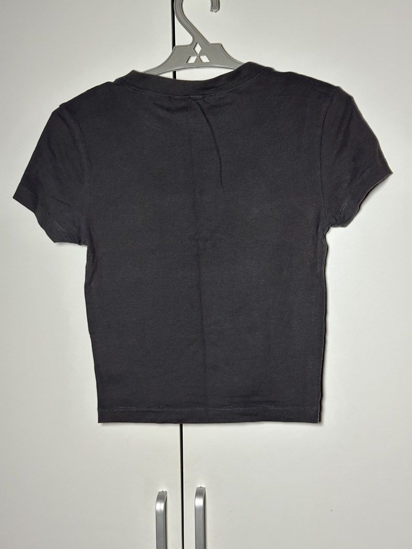 Croptop h&m (Category: Shirts) located in Porac. Submitted by poimd_ (Listing ID 1459937744, Image 2). Description: size xs on tag.
