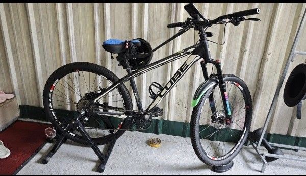 Cube Mountain Bike (Category: Bicycles) located in Paranaque City. Submitted by asedahot (Listing ID 1459941541, Image 1). Description: - Cube Mountain Bike - Color: Black and White - Front Suspension - Disc Brakes - Includes Water Bottle Holder - Includes Saddle Bag - Ready to ride.