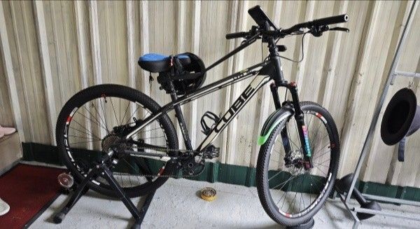 Cube Mountain Bike (Category: Bicycles) located in Paranaque City. Submitted by asedahot (Listing ID 1459941541, Image 2). Description: - Cube Mountain Bike - Color: Black and White - Front Suspension - Disc Brakes - Includes Water Bottle Holder - Includes Saddle Bag - Ready to ride.