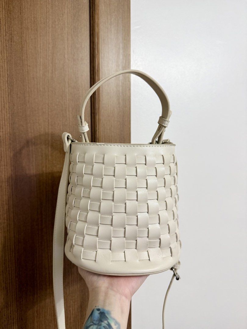 Cute Bucket Bag (Category: Purses & Pouches) located in Baguio. Submitted by p-finds (Listing ID 1460052584, Image 2). Description: -Cute bucket bag w/ sling -high quality -with zipper pocket inside .