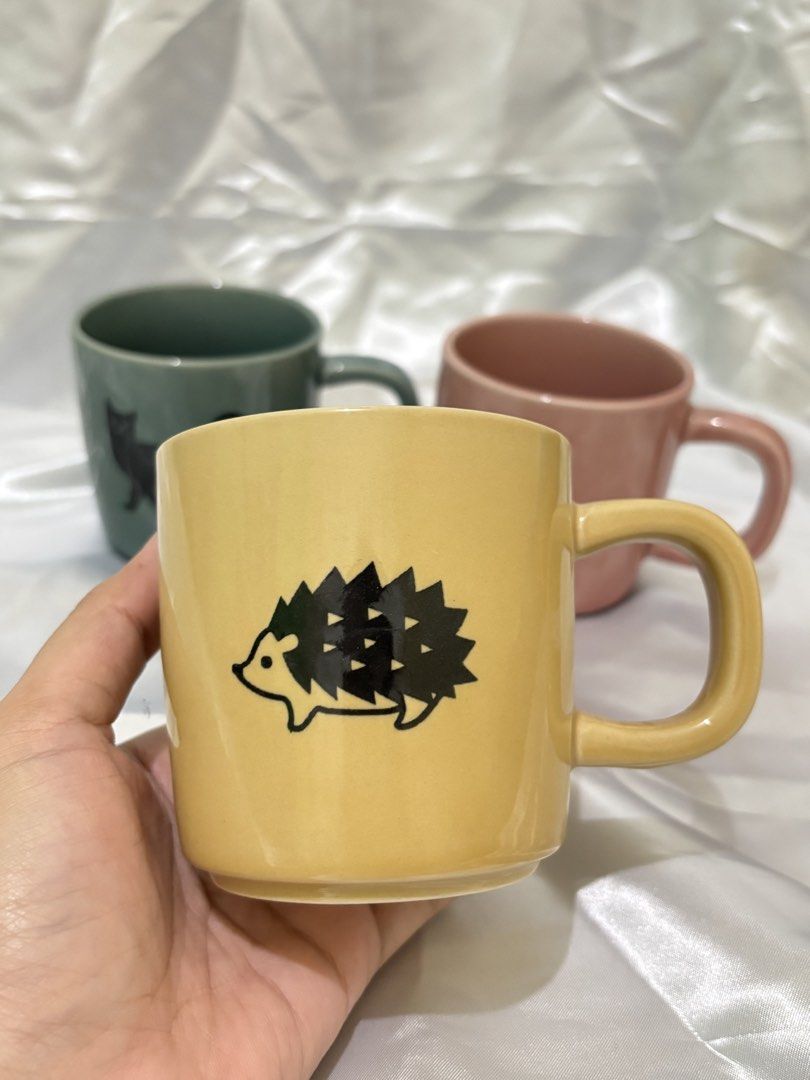 Cute Hedgehog mug (Category: Coffee & Tea Tableware) located in San Pedro. Submitted by meirene19 (Listing ID 1460027744, Image 1). Description: - Yellow mug with a cute hedgehog design - Ideal for enjoying your morning coffee or evening tea - A must-have for any animal lover - Brighten up your kitchen with these charming mugs.