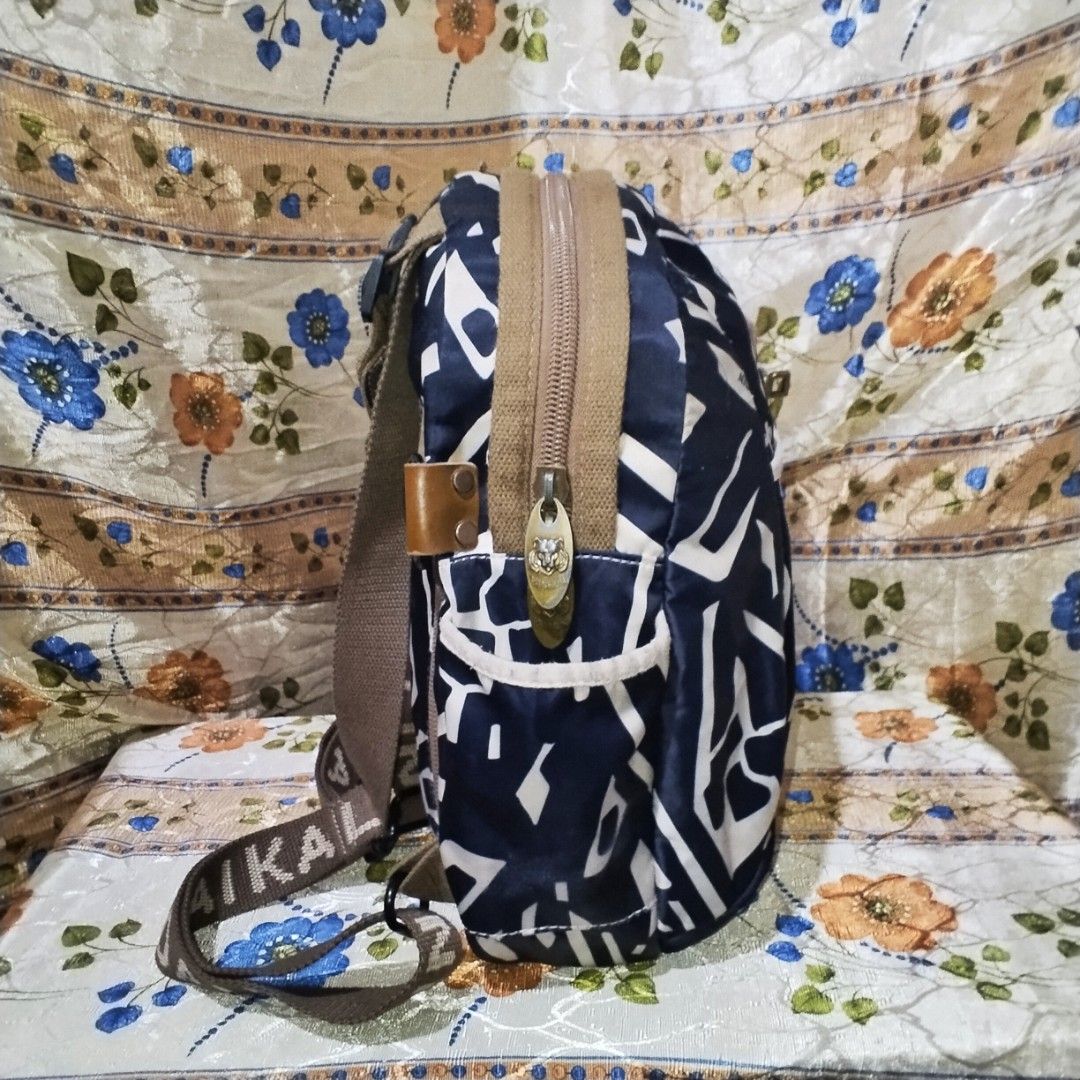 DAIKAI Navy Blue White Abstract Print Backpack (Category: Backpacks) located in Malabon City. Submitted by naughty_09 (Listing ID 1459973054, Image 3). Description: - Cool navy blue backpack with a stylish white abstract print. - Secure clasp closure on the front pocket for easy access. - Adjustable straps featuring the prominent DAIKAI logo. - Convenient side pockets for water bottles or essentials. - Main zippered compartment for larger items. 