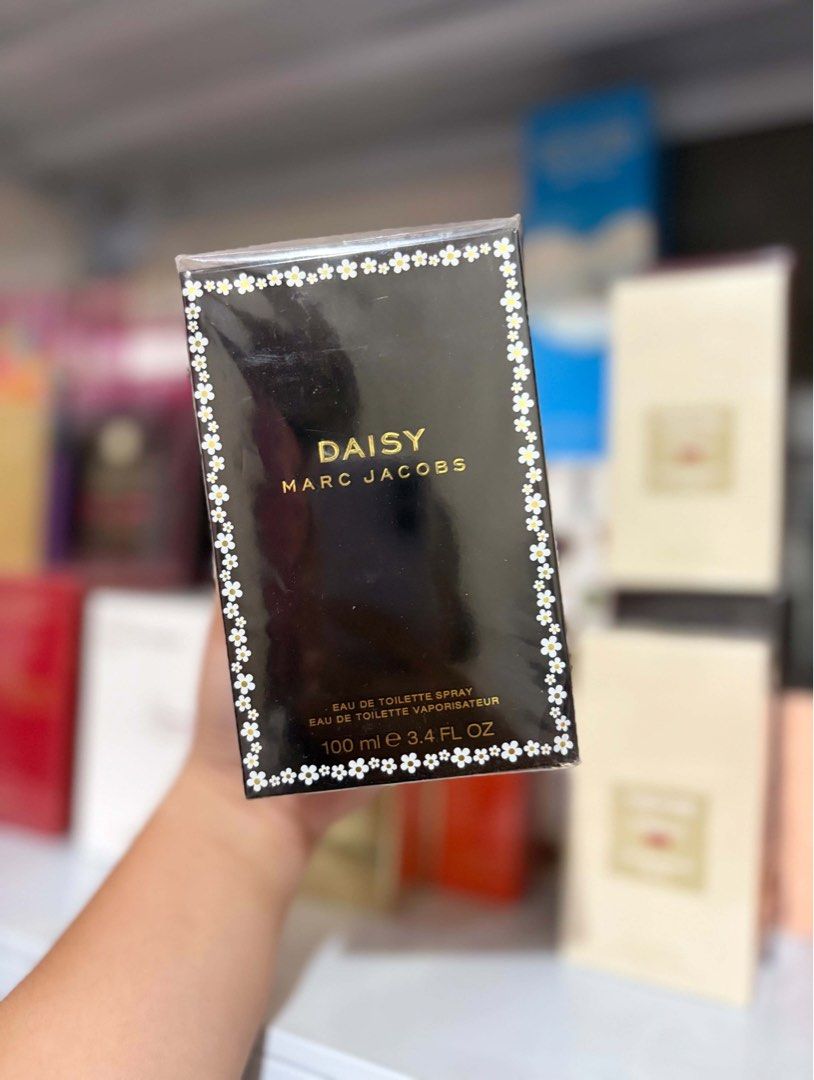 DAISY MARC JACOBS EDT (Category: Fragrance & Deodorants) located in Quezon City. Submitted by embere_shop (Listing ID 1459902911, Image 1). Description: 📌Please read the last image carefully - all details are already provided. ❗️Offers below the regular price will no longer be entertained. Thank you for understanding. 💰 Mode of Payment (MOP): GCash 📦 Mode of Delivery (MOD): • Lalamove (Same-day delivery) • J&T Express (1–2 days) 📍 Location: N
