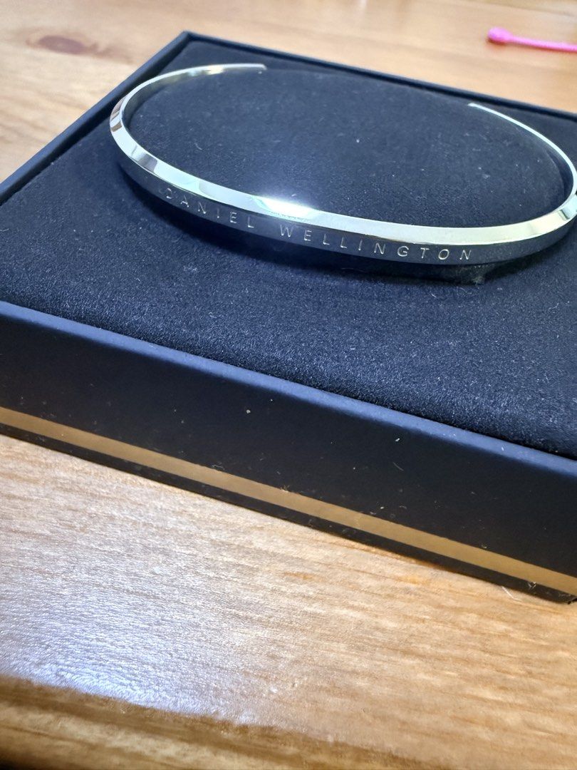 daniel wellington bracelet （分類：飾物及配件）位於 Hong Kong。 由 28funvivi 提交（商品編號 1460001351，圖片 1）。簡介： 大家好呢條係DanielWellington嘅手鐲仔，朋友送嘅，但係我用唔慣，所以想放俾有緣人設計簡約大方，啱晒日常配搭，無論係返工定係出街都好有氣質有埋佢嘅原裝盒同埋說明書，送禮自用都一流有興趣嘅朋友可以聯絡我傾吓，可以喺沙田廣場交收㗎。