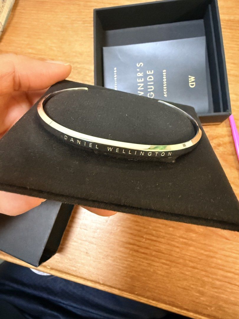 daniel wellington bracelet （分類：飾物及配件）位於 Hong Kong。 由 28funvivi 提交（商品編號 1460001351，圖片 2）。簡介： 大家好呢條係DanielWellington嘅手鐲仔，朋友送嘅，但係我用唔慣，所以想放俾有緣人設計簡約大方，啱晒日常配搭，無論係返工定係出街都好有氣質有埋佢嘅原裝盒同埋說明書，送禮自用都一流有興趣嘅朋友可以聯絡我傾吓，可以喺沙田廣場交收㗎。
