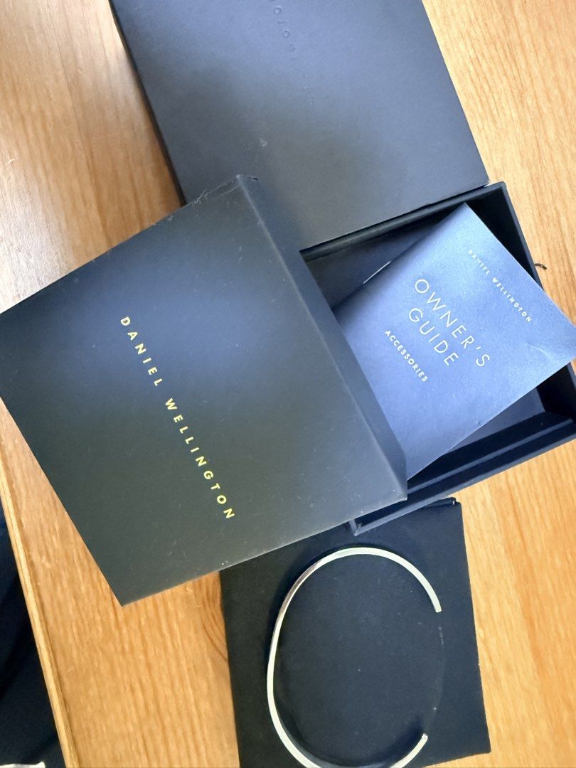 daniel wellington bracelet （分類：飾物及配件）位於 Hong Kong。 由 28funvivi 提交（商品編號 1460001351，圖片 3）。簡介： 大家好呢條係DanielWellington嘅手鐲仔，朋友送嘅，但係我用唔慣，所以想放俾有緣人設計簡約大方，啱晒日常配搭，無論係返工定係出街都好有氣質有埋佢嘅原裝盒同埋說明書，送禮自用都一流有興趣嘅朋友可以聯絡我傾吓，可以喺沙田廣場交收㗎。