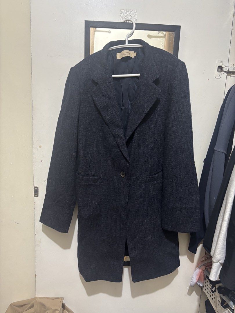 Dark Blue Textured Blazer (Category: Coats, Jackets and Outerwear) located in Quezon City. Submitted by hanztrong (Listing ID 1460048357, Image 2). Description: - Dark blue blazer with a textured weave - Single button closure - Two flap pockets - Fully lined interior - Ideal for layering over tops or dresses - Versatile for smart casual or work outfits Check photos for dimensions .