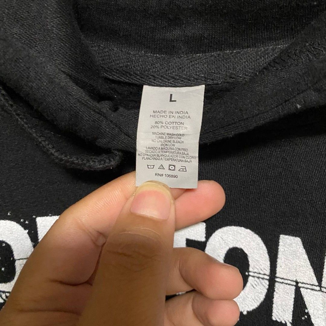 Deftones (Category: Hoodies) located in Cavite. Submitted by safehawk-c9a684 (Listing ID 1459911936, Image 3). Description: for sale Deftones hoodie tour 2025 size large excellent condition no issues 10 10 color rate no crack prints.