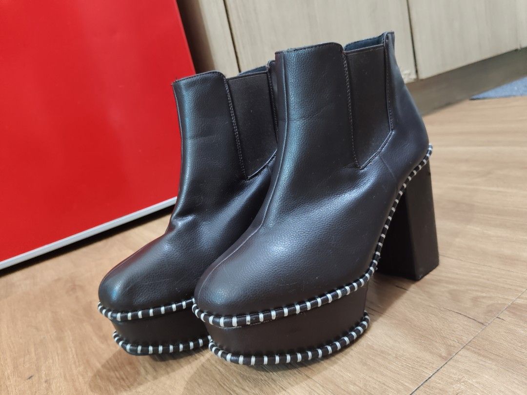 Demeter Brown side gore ankle boots leather (Category: Boots) located in Manila. Submitted by deleonhann57311 (Listing ID 1459929973, Image 1). Description: Premium Brands from Japan .used once lng po sa events.. genuine brown leather po.. authentic from Tokyo Japan..mahal po pgka bili around 8k... size 6 po. no flaws pm nlng po for more details..search nyo nlng po sa google DEMETER Brands ..
