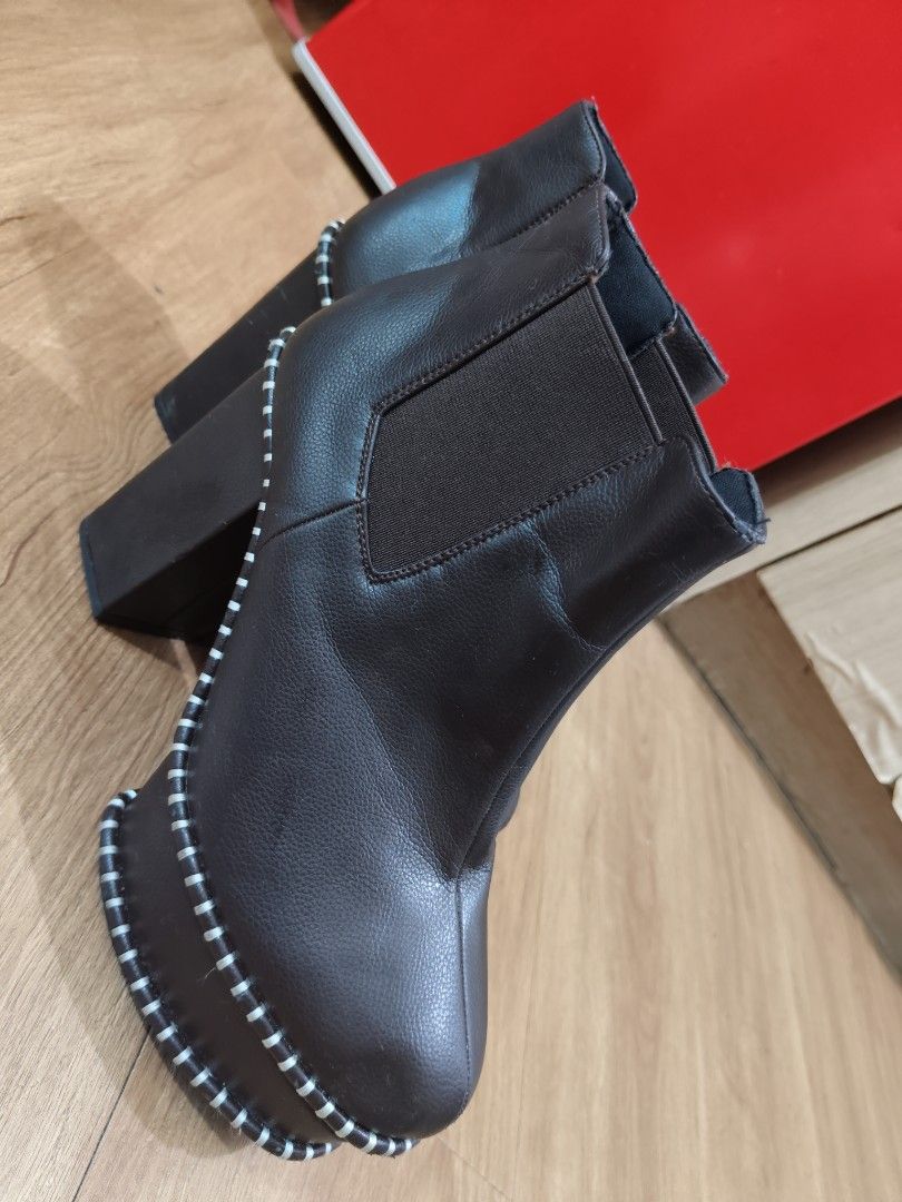 Demeter Brown side gore ankle boots leather (Category: Boots) located in Manila. Submitted by deleonhann57311 (Listing ID 1459929973, Image 3). Description: Premium Brands from Japan .used once lng po sa events.. genuine brown leather po.. authentic from Tokyo Japan..mahal po pgka bili around 8k... size 6 po. no flaws pm nlng po for more details..search nyo nlng po sa google DEMETER Brands ..