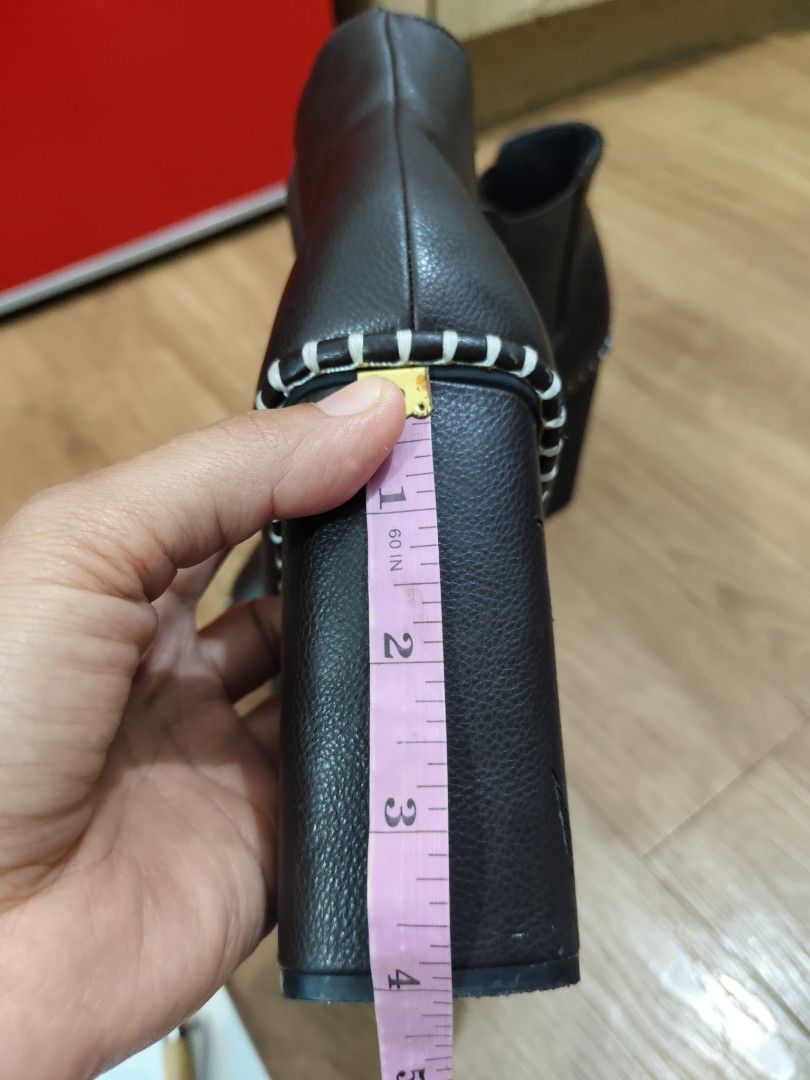 Demeter Brown side gore ankle boots leather (Category: Boots) located in Manila. Submitted by deleonhann57311 (Listing ID 1459929973, Image 2). Description: Premium Brands from Japan .used once lng po sa events.. genuine brown leather po.. authentic from Tokyo Japan..mahal po pgka bili around 8k... size 6 po. no flaws pm nlng po for more details..search nyo nlng po sa google DEMETER Brands ..