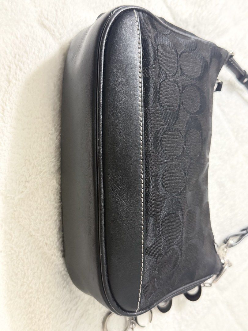 Demi Coach Vintage Bag (Category: Luxury Bags & Wallets) located in Paracale. Submitted by decluttering.xoxo (Listing ID 1459926258, Image 3). Description: sign of usage sa handle and leather No hangtag but free na yung extender Open for COP LBC .