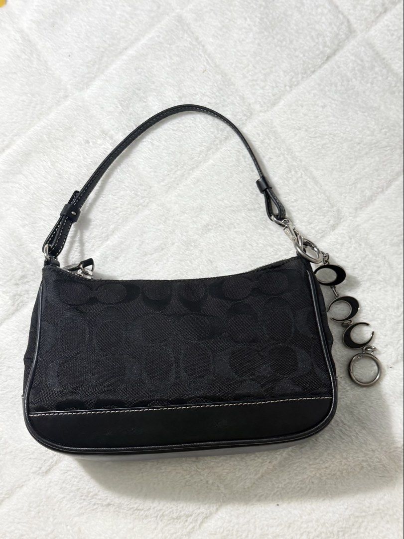 Demi Coach Vintage Bag (Category: Luxury Bags & Wallets) located in Paracale. Submitted by decluttering.xoxo (Listing ID 1459926258, Image 1). Description: sign of usage sa handle and leather No hangtag but free na yung extender Open for COP LBC .