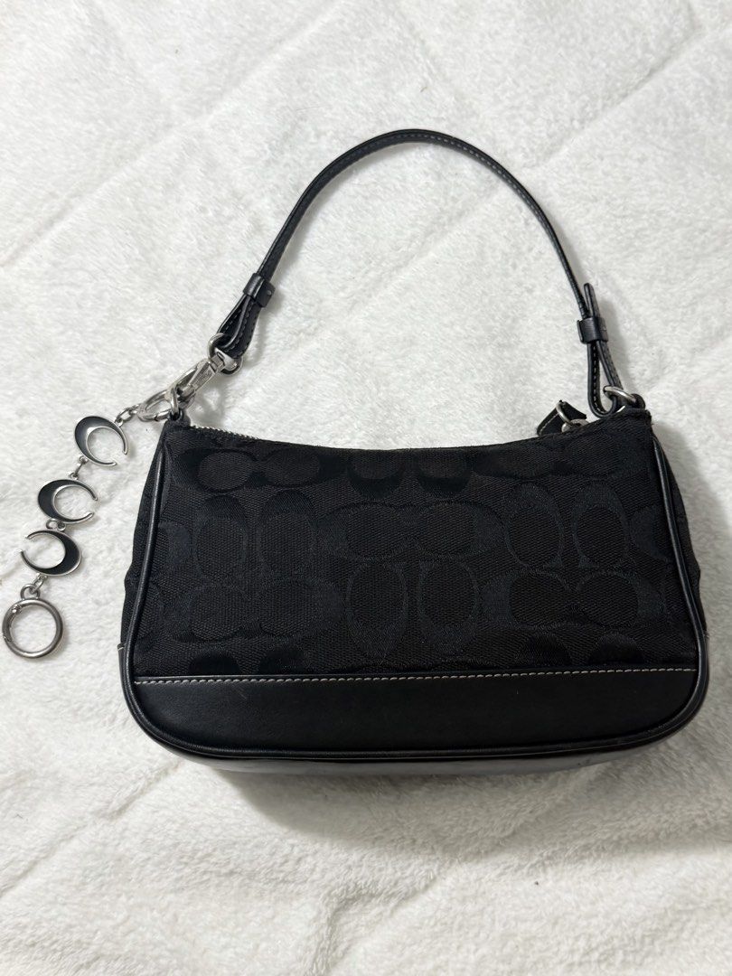 Demi Coach Vintage Bag (Category: Luxury Bags & Wallets) located in Paracale. Submitted by decluttering.xoxo (Listing ID 1459926258, Image 2). Description: sign of usage sa handle and leather No hangtag but free na yung extender Open for COP LBC .