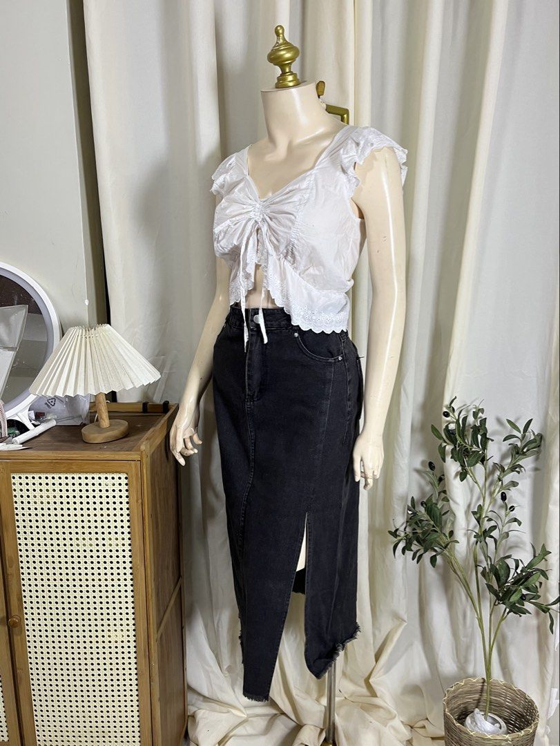 Denim maxi skirt (Category: Skirts) located in Mabalacat. Submitted by missy_rose27 (Listing ID 1459995590, Image 2). Description: Denim maxi skirt Size: 30” Length: 32”.