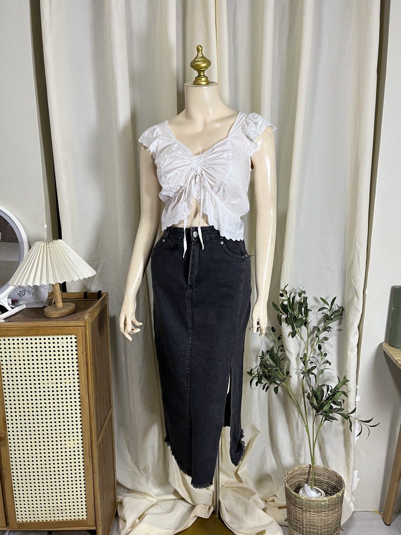 Denim maxi skirt (Category: Skirts) located in Mabalacat. Submitted by missy_rose27 (Listing ID 1459995590, Image 1). Description: Denim maxi skirt Size: 30” Length: 32”.