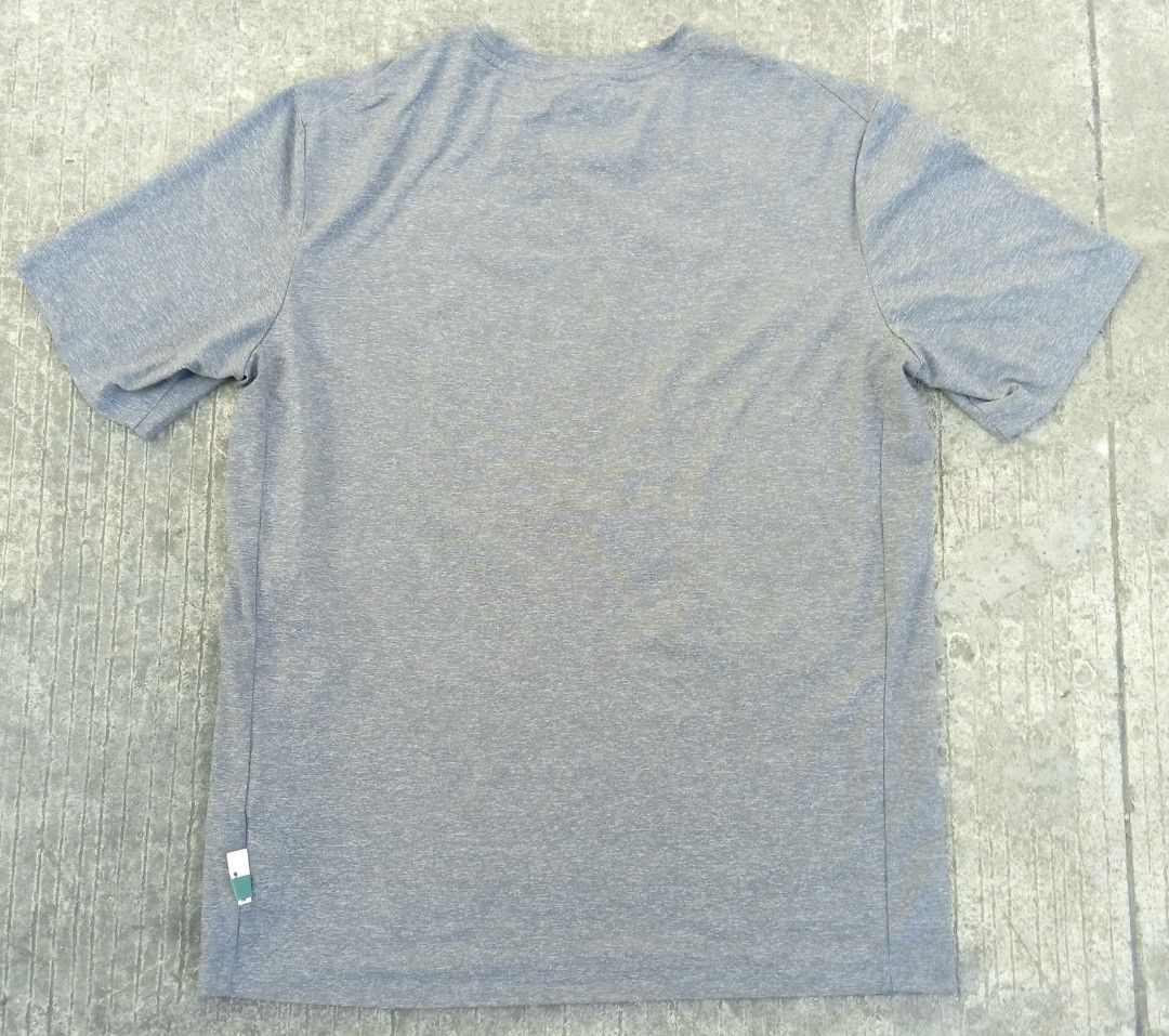 DESCENTE Heather Grey Athletic Shirt (Category: Tshirts & Polo Shirts ) located in Lupon. Submitted by eannav (Listing ID 1460002199, Image 2). Description: Dri-Fit 🛒Color may differ due to lighting (NEED WASH).