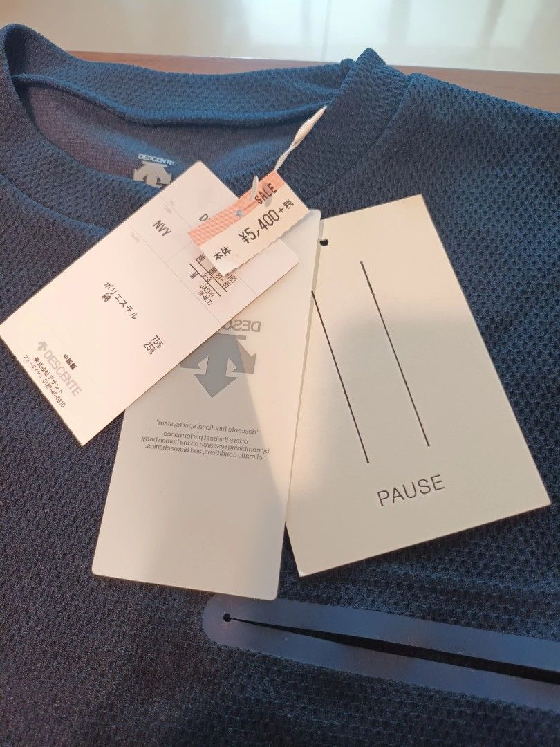 DESCENTE PAUSE （分類：T-shirt）位於 Hong Kong。 由 fuxkoff2548 提交（商品編號 1459968366，圖片 7）。簡介： 日本DESCENTE 高端支線Descente Pause 購自名古屋專門店，100%全新未使用，POCKET T－SHIRT。 由聚酯混紡製成的蜂窩狀結構材料，表面凹凸不平舒適。吸汗材料，胸前口袋採用膠帶和熱壓無縫設計。 女裝M碼，深藍色。 另有一件男裝L碼，深黑色，100％全新。 $400/件，兩件情侶裝$700， MTR面交任驗。。
