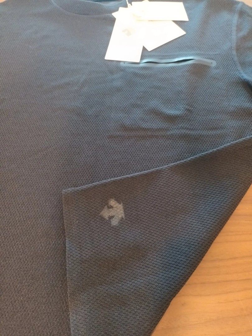 DESCENTE PAUSE （分類：T-shirt）位於 Hong Kong。 由 fuxkoff2548 提交（商品編號 1459968366，圖片 2）。簡介： 日本DESCENTE 高端支線Descente Pause 購自名古屋專門店，100%全新未使用，POCKET T－SHIRT。 由聚酯混紡製成的蜂窩狀結構材料，表面凹凸不平舒適。吸汗材料，胸前口袋採用膠帶和熱壓無縫設計。 女裝M碼，深藍色。 另有一件男裝L碼，深黑色，100％全新。 $400/件，兩件情侶裝$700， MTR面交任驗。。