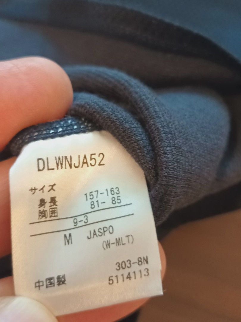 DESCENTE PAUSE （分類：T-shirt）位於 Hong Kong。 由 fuxkoff2548 提交（商品編號 1459968366，圖片 6）。簡介： 日本DESCENTE 高端支線Descente Pause 購自名古屋專門店，100%全新未使用，POCKET T－SHIRT。 由聚酯混紡製成的蜂窩狀結構材料，表面凹凸不平舒適。吸汗材料，胸前口袋採用膠帶和熱壓無縫設計。 女裝M碼，深藍色。 另有一件男裝L碼，深黑色，100％全新。 $400/件，兩件情侶裝$700， MTR面交任驗。。