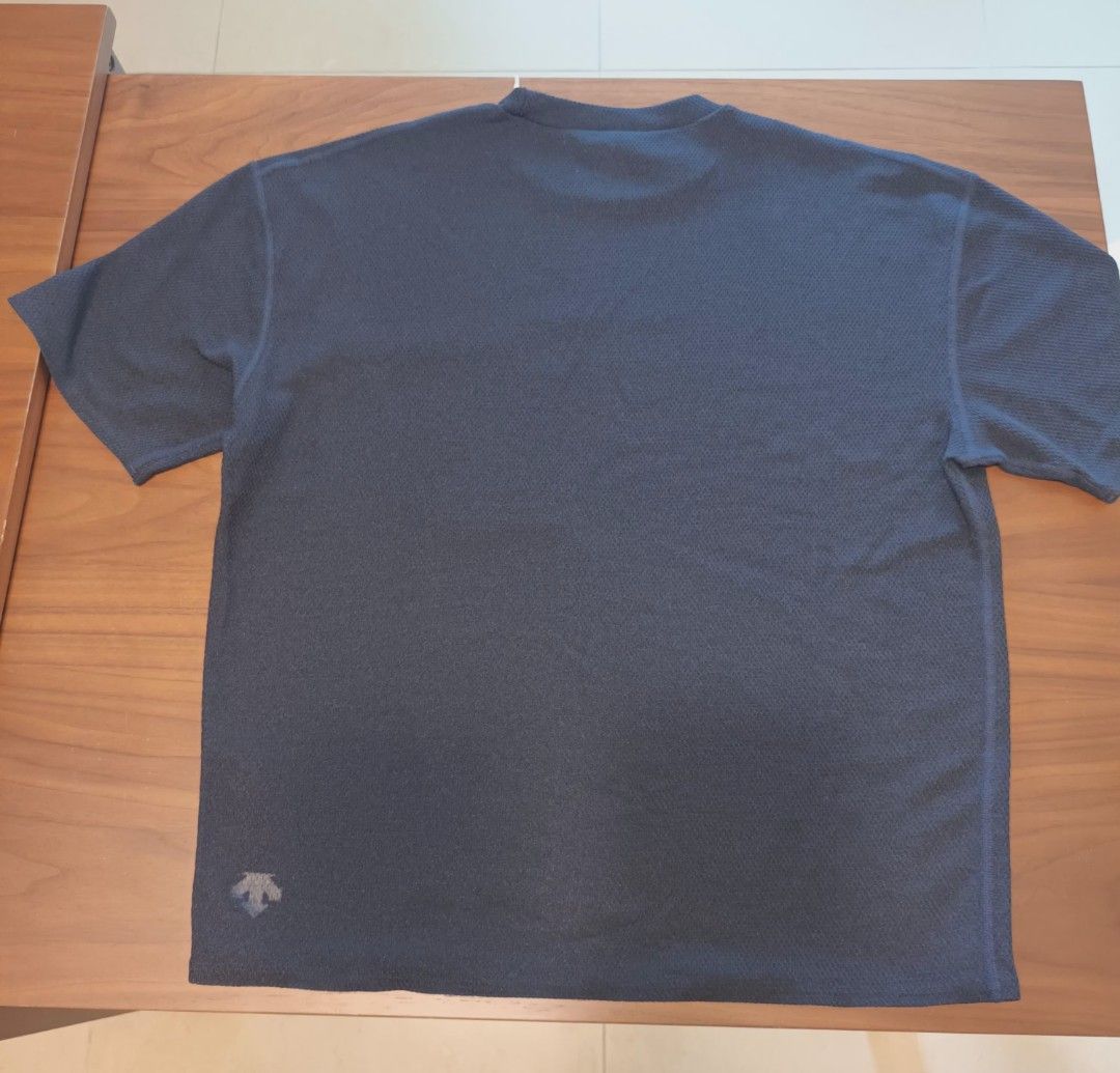 DESCENTE PAUSE （分類：T-shirt）位於 Hong Kong。 由 fuxkoff2548 提交（商品編號 1459968366，圖片 3）。簡介： 日本DESCENTE 高端支線Descente Pause 購自名古屋專門店，100%全新未使用，POCKET T－SHIRT。 由聚酯混紡製成的蜂窩狀結構材料，表面凹凸不平舒適。吸汗材料，胸前口袋採用膠帶和熱壓無縫設計。 女裝M碼，深藍色。 另有一件男裝L碼，深黑色，100％全新。 $400/件，兩件情侶裝$700， MTR面交任驗。。