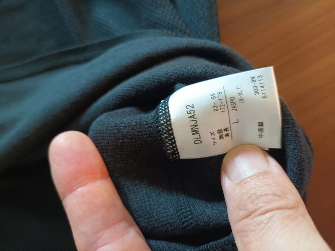 DESCENTE PAUSE （分類：T-shirt）位於 Hong Kong。 由 fuxkoff2548 提交（商品編號 1459968366，圖片 9）。簡介： 日本DESCENTE 高端支線Descente Pause 購自名古屋專門店，100%全新未使用，POCKET T－SHIRT。 由聚酯混紡製成的蜂窩狀結構材料，表面凹凸不平舒適。吸汗材料，胸前口袋採用膠帶和熱壓無縫設計。 女裝M碼，深藍色。 另有一件男裝L碼，深黑色，100％全新。 $400/件，兩件情侶裝$700， MTR面交任驗。。