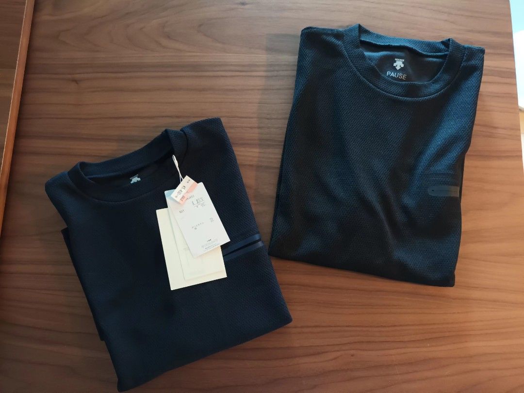 DESCENTE PAUSE （分類：T-shirt）位於 Hong Kong。 由 fuxkoff2548 提交（商品編號 1459968366，圖片 10）。簡介： 日本DESCENTE 高端支線Descente Pause 購自名古屋專門店，100%全新未使用，POCKET T－SHIRT。 由聚酯混紡製成的蜂窩狀結構材料，表面凹凸不平舒適。吸汗材料，胸前口袋採用膠帶和熱壓無縫設計。 女裝M碼，深藍色。 另有一件男裝L碼，深黑色，100％全新。 $400/件，兩件情侶裝$700， MTR面交任驗。。