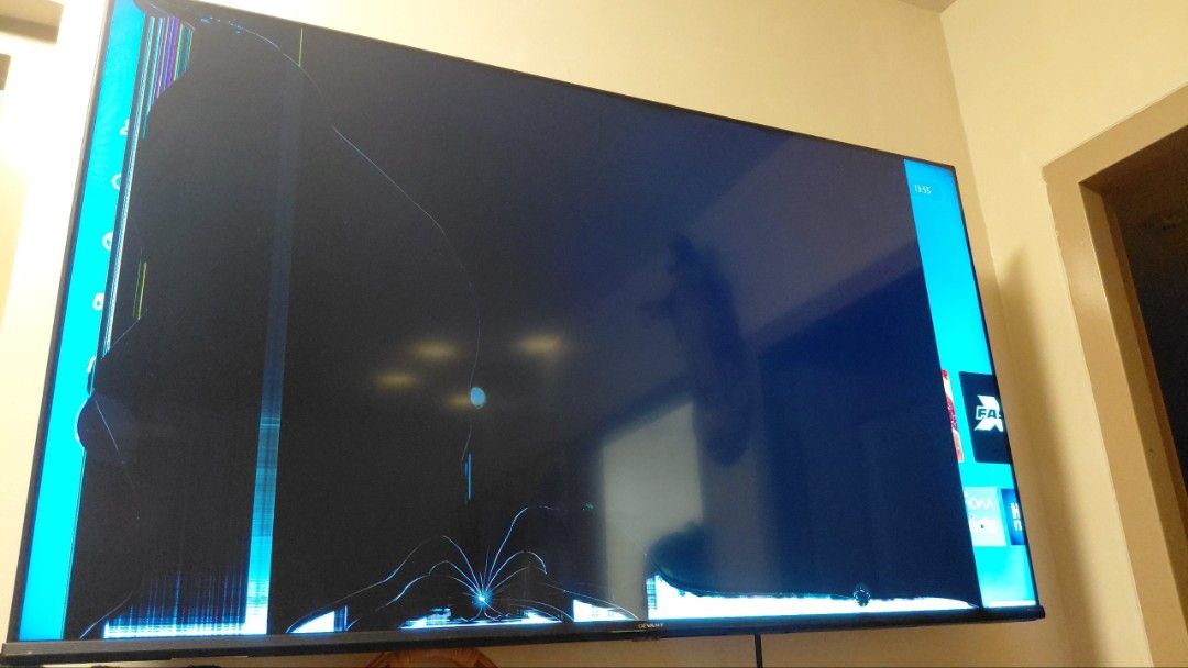 Devant TV LCD Broken Only For Parta (Category: TV) located in Manila. Submitted by mara_abano (Listing ID 1460048224, Image 1). Description: Hello, Carousell users. I'm selling our broken Devant TV for 4000 pesos. My friend told me to sell it rather than throwing it out because maybe y'all can use it for parts..