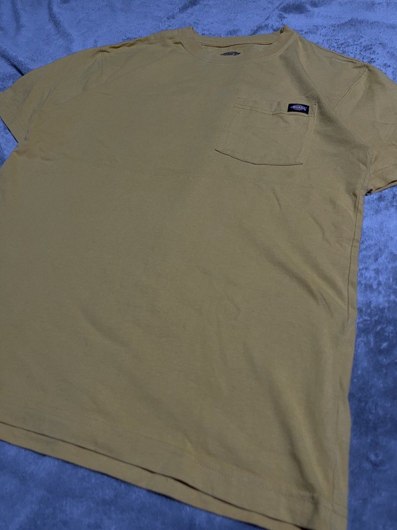 Dickies Pocket tee/ shirt (Category: Tshirts & Polo Shirts ) located in Davao. Submitted by batz11 (Listing ID 1460085343, Image 3). Description: DICKIES POCKET TEE MUSTARD (actual color-way) Condition: Excellent condition Color rate: 10/10 Dimensions: 20 x 29 20 width/ 29 length NO ISSUE ❌ DAVAO CITY LOCATION📍 CAN SHIP THRU JNT 🚚 DM IF INTERESTED 📥 .