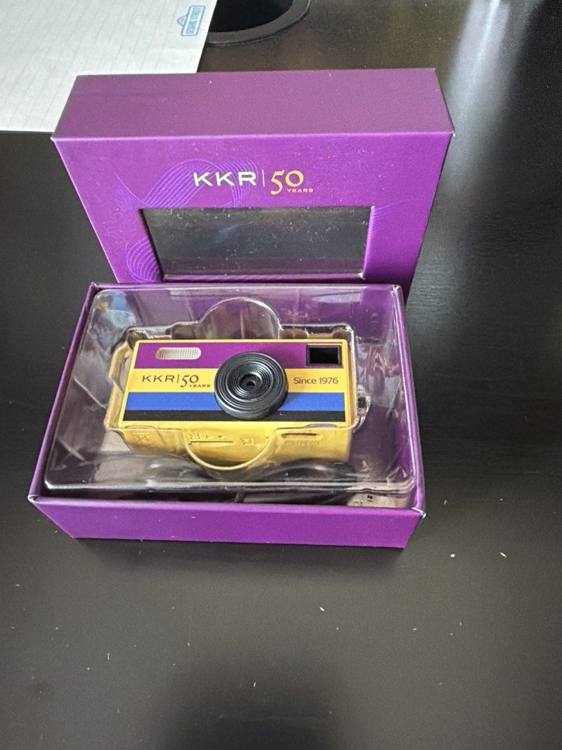 Digital Camera （分類：相機）位於 Hong Kong。 由 lytravelling 提交（商品編號 1459933100，圖片 1）。簡介： Commemorative camera celebrating KKR's 50 years. Features a retro design with yellow, purple, and blue accents. Says 'Since 1976' on the front. Comes in its original purple presentation box. Great collectible item for KKR fans.。