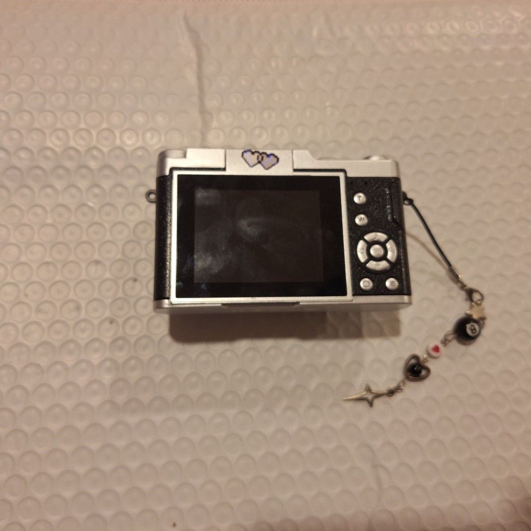Digital Camera (Category: Cameras) located in Petaling Jaya. Submitted by m.y.r.x (Listing ID 1460093821, Image 2). Description: 48 megapixel Flip screen upward Type C charger Black colour Nostalgic Photos.