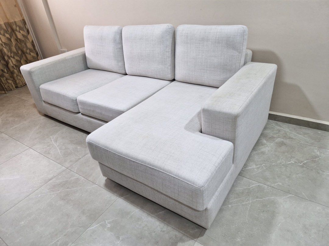 Dining table (Category: Other Home Furniture) located in Singapore. Submitted by mdhussayn55669 (Listing ID 1459941738, Image 2). Description: .