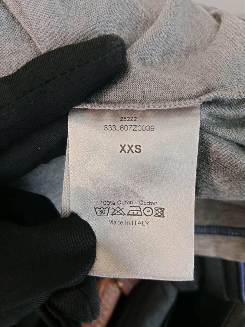 Dior pocket shirt (Category: Shirts) located in Bambang. Submitted by heats777 (Listing ID 1459940763, Image 3). Description: Excellent condition No issues.