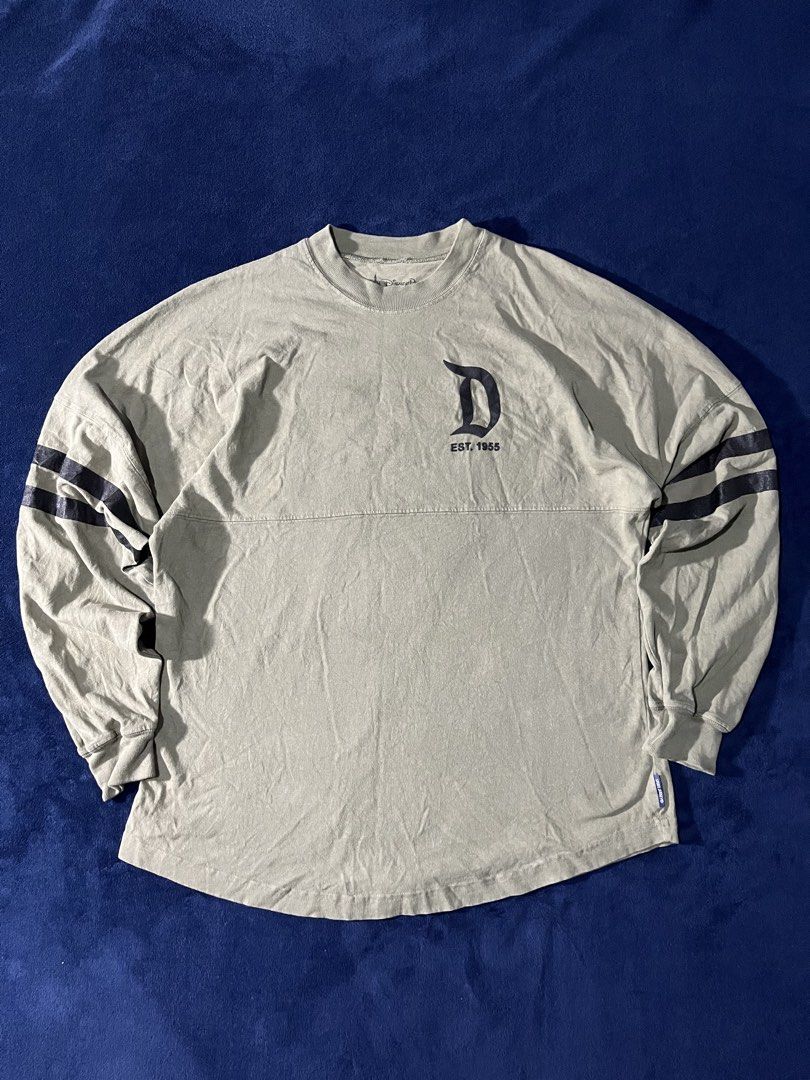 Disneyland Longsleeves (Category: Coats, Jackets and Outerwear) located in Antipolo. Submitted by jerpilemon (Listing ID 1459904899, Image 2). Description: Excellent Condition Need Wash Small on size but fit to large.